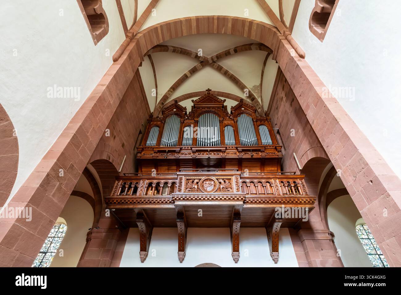 Orgue à tuyaux dans l'abbaye romane de Murbach en Alsace, France. L'église abbatiale de Murbach est dédiée à Saint Léodegar d'Autun et était le CHU principal Banque D'Images