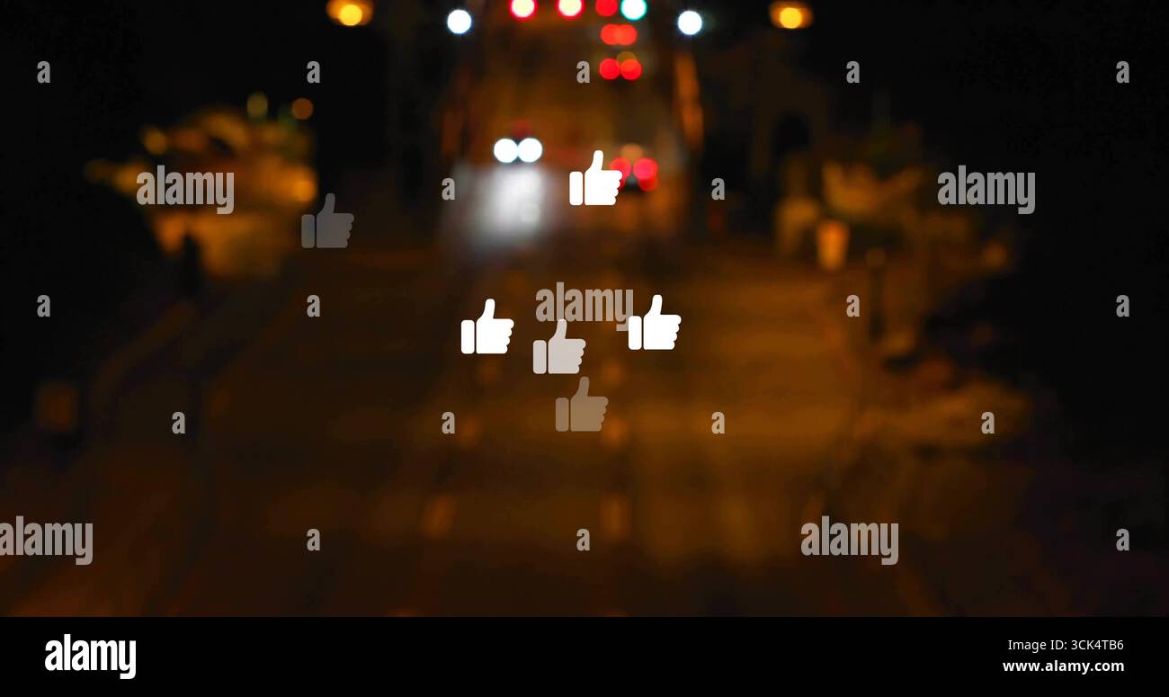 Six icônes flottantes brillent au-dessus de la route urbaine la nuit, avec lampadaires et phares Banque D'Images