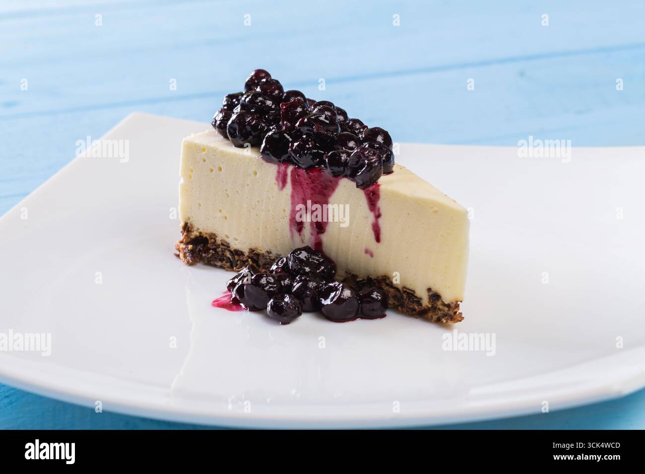 Dessert savoureux cheesecake avec garniture de confiture de myrtilles Banque D'Images
