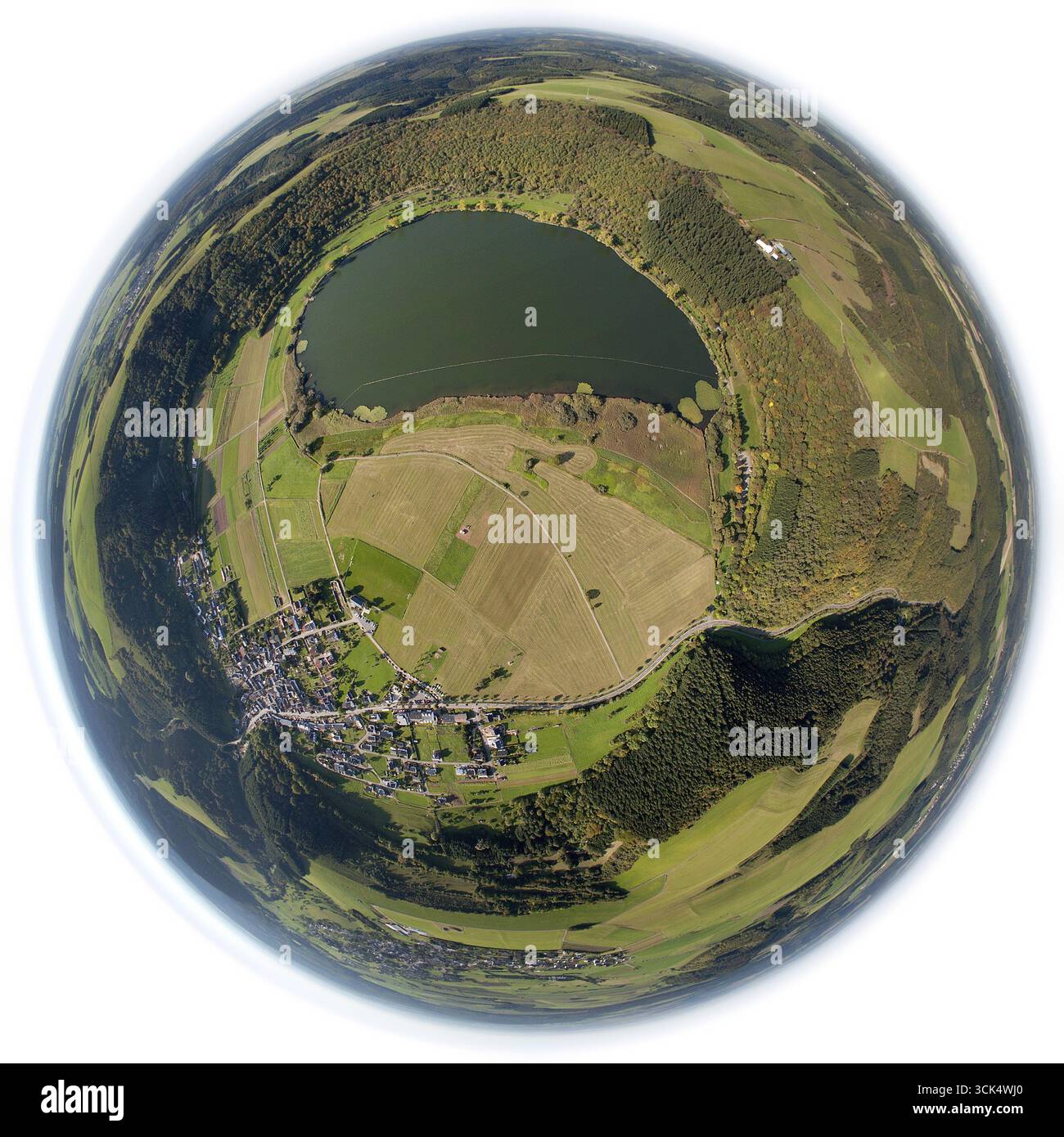 Photo aérienne, Manderscheid, Maar, lac volcanique, Meerfeld, Eifel, Rhénanie-Palatinat, Allemagne, Europe, vue oiseaux, photographie aérienne, aérienne p Banque D'Images
