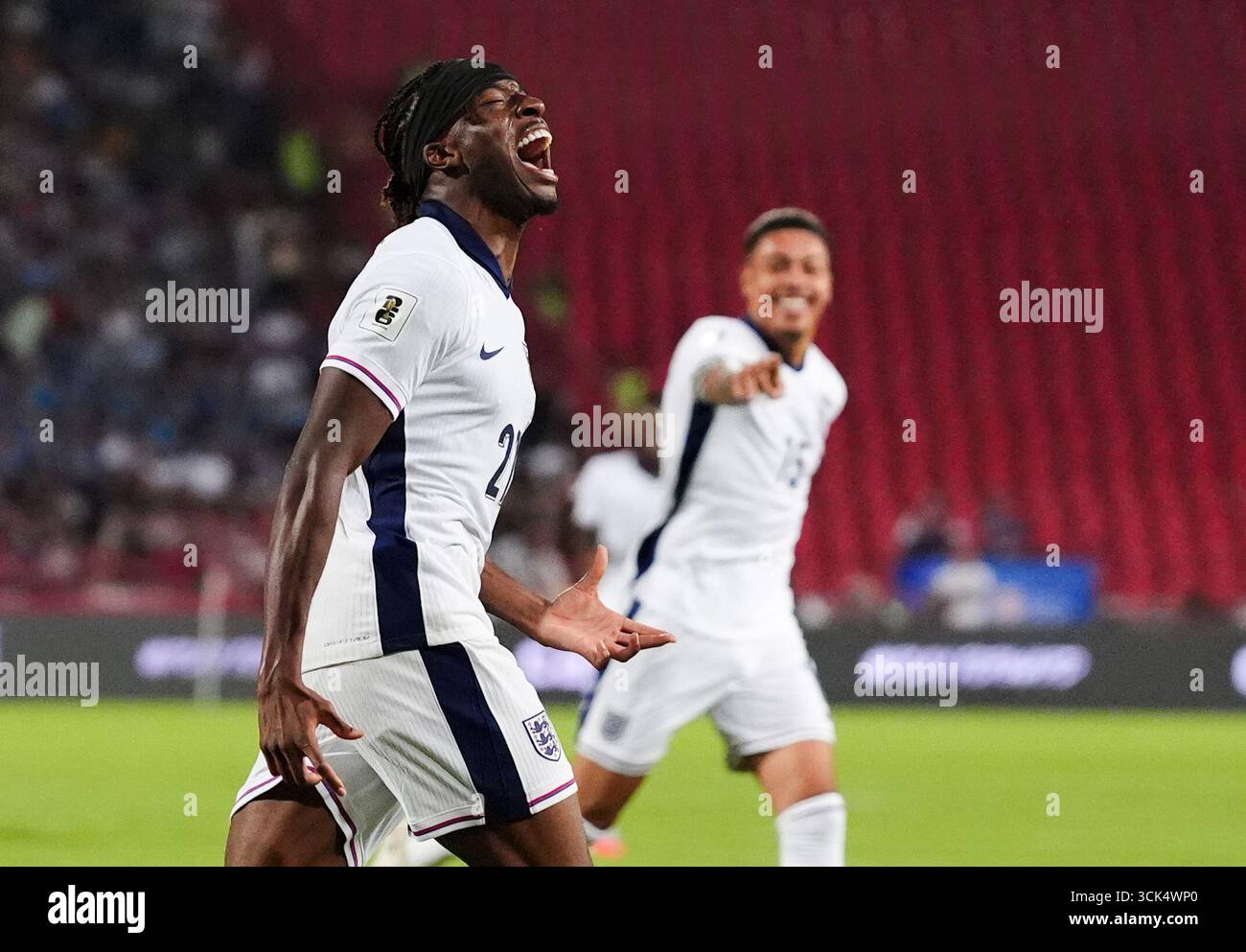L'Anglais Noni Madueke célèbre avoir marqué son deuxième but lors du match de qualification pour la Coupe du monde de la FIFA 2026, Groupe K au stade Rajko Mitic de Belgrade. Date de la photo : mardi 9 septembre 2025. Banque D'Images