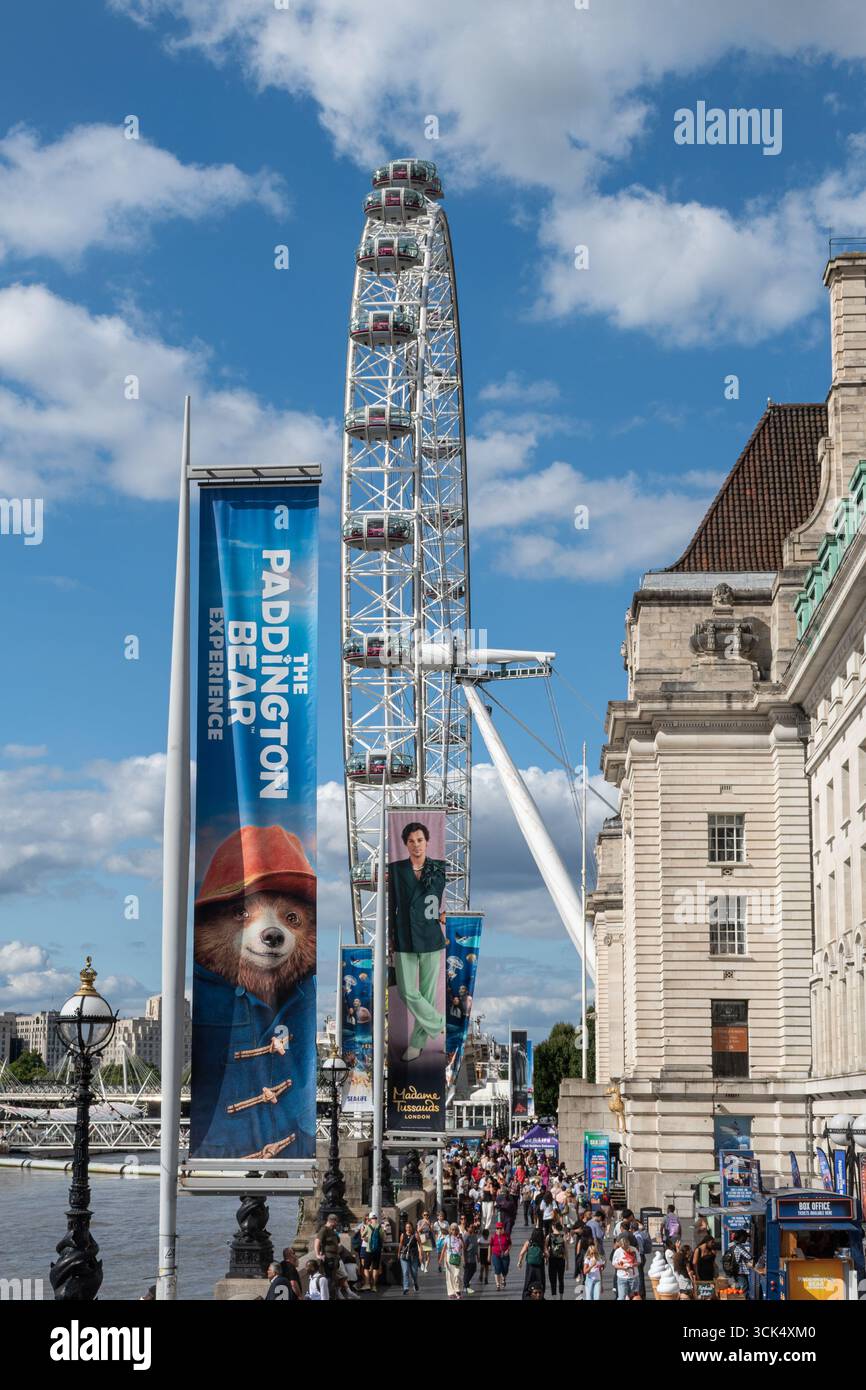 Bannière publicitaire de l'attraction touristique Paddington Bear Experience sur la Southbank, Londres, Angleterre, Royaume-Uni, avec le London Eye Banque D'Images
