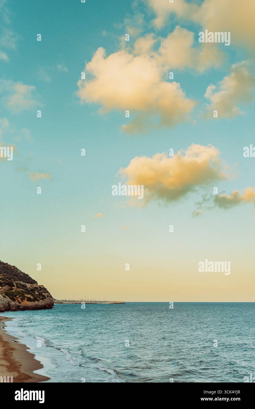 Coucher de soleil heure d'or sur la côte méditerranéenne, Garraf, Catalogne, Espagne Banque D'Images