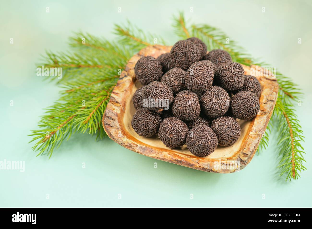 Boule de rhum avec branches de sapin, bonbons de Noël allemands, gâteau de confiserie, beurre de biscuit aromatisé avec des saupoudres de chocolat et de l'alcool Banque D'Images