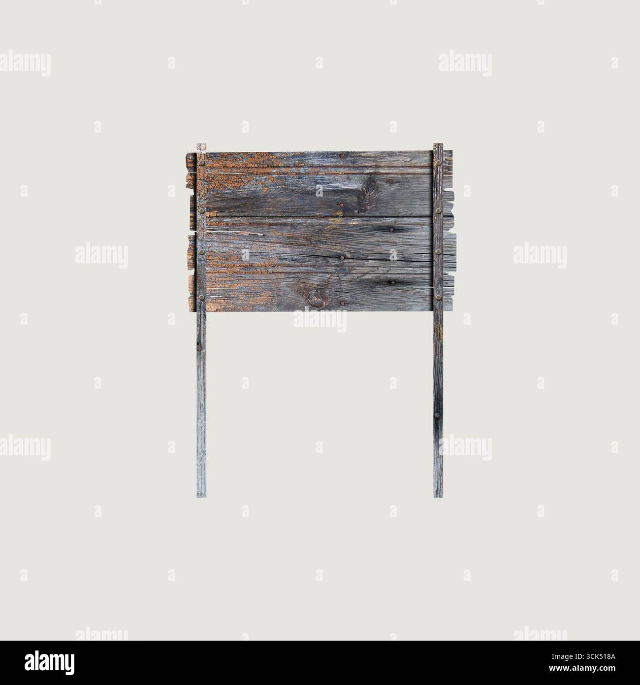 Un panneau en bois altéré sur deux poteaux, suggérant un but rustique ou informatif. Banque D'Images Un panneau en bois altéré sur deux poteaux, suggérant un but rustique ou informatif. Banque D'Images