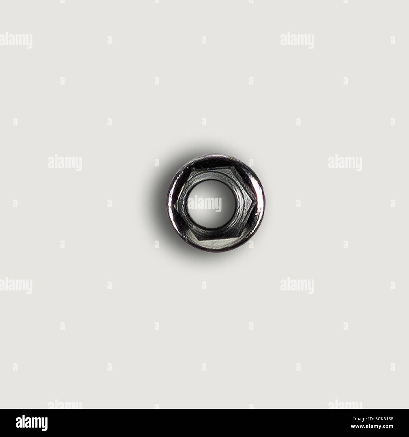 Gros plan d'un écrou métallique, couramment utilisé dans les applications mécaniques et de construction pour la fixation. Banque D'Images