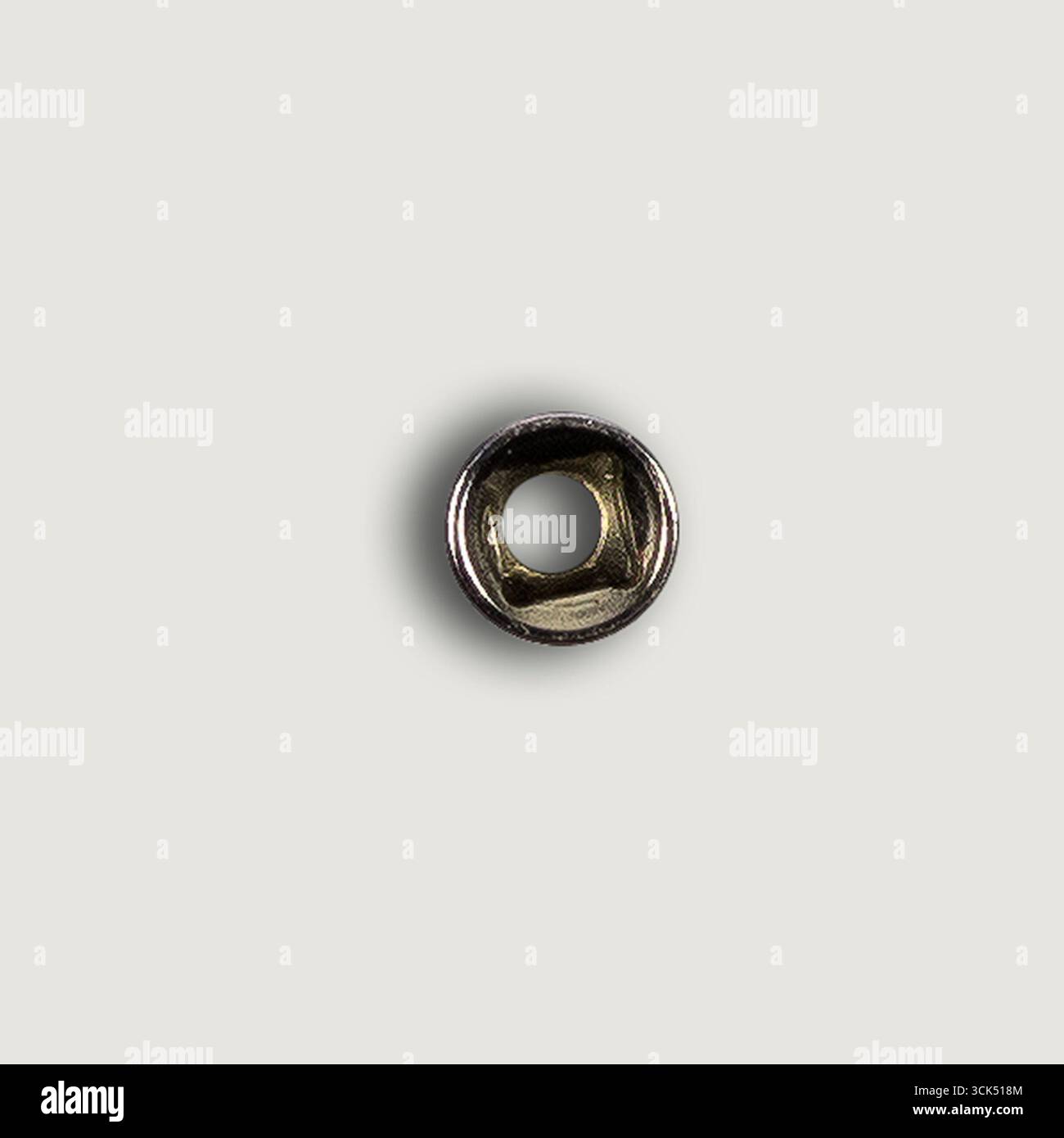 Vue rapprochée d'une douille métallique avec un centre creux, probablement utilisée pour des outils ou à des fins mécaniques. Banque D'Images