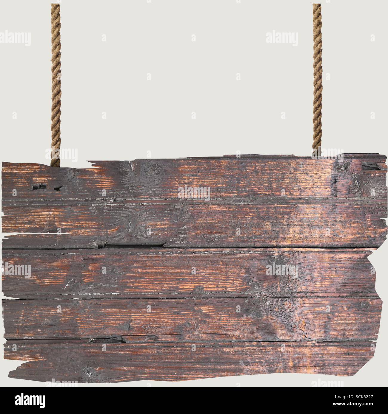Un signe en bois rustique suspendu à des cordes, adapté à des fins décoratives ou informatives. Banque D'Images Un signe en bois rustique suspendu à des cordes, adapté à des fins décoratives ou informatives. Banque D'Images