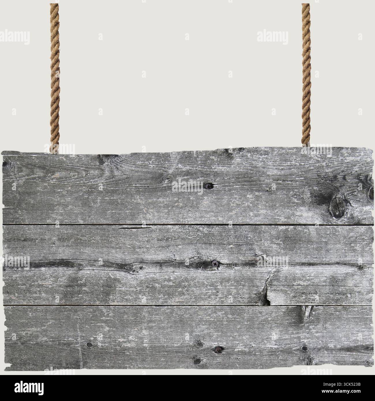 Un signe en bois rustique suspendu à la corde, adapté à la signalisation ou à la décoration. Banque D'Images Un signe en bois rustique suspendu à la corde, adapté à la signalisation ou à la décoration. Banque D'Images
