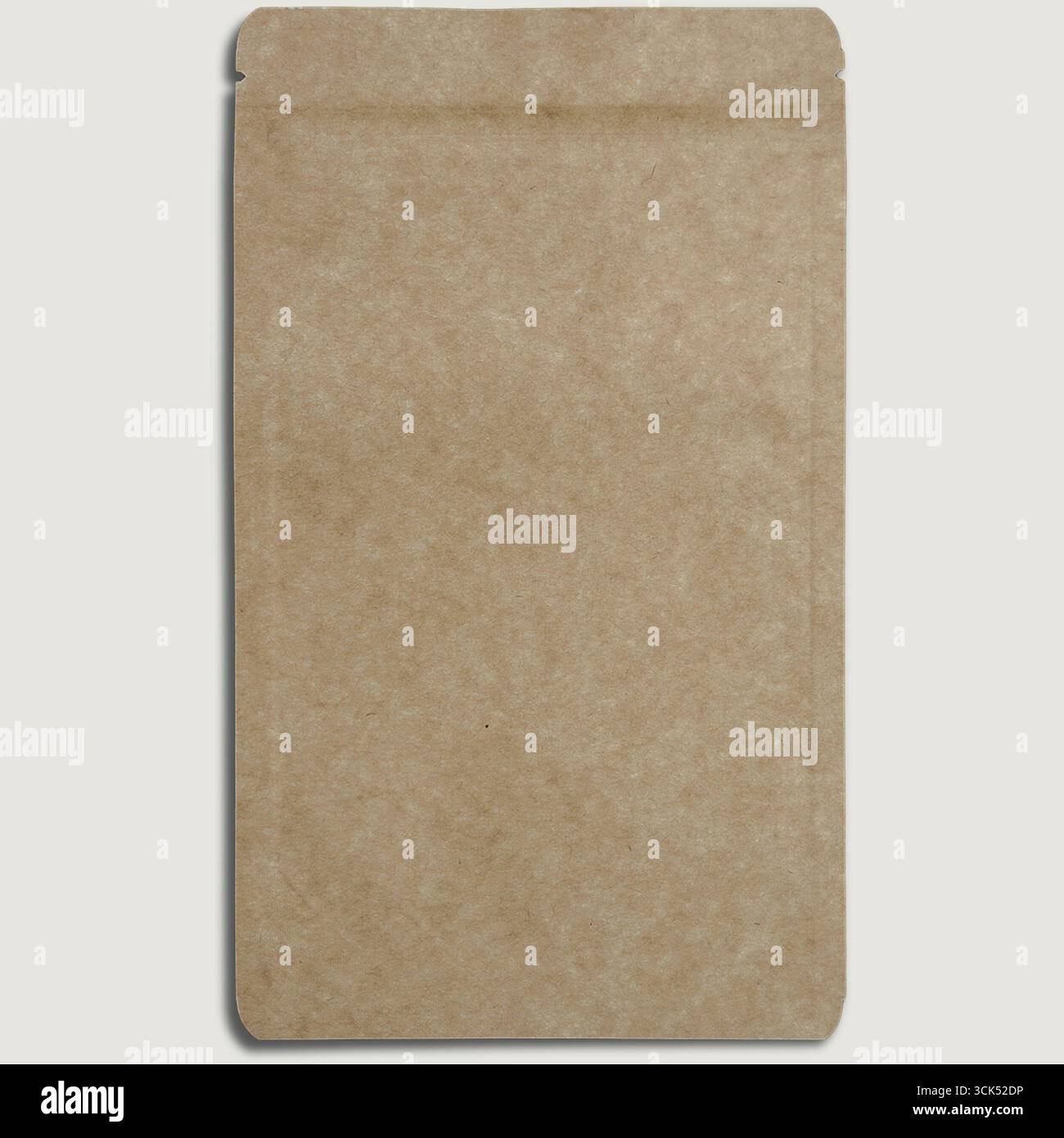 Une simple enveloppe en papier brun, souvent utilisée pour l'envoi ou l'emballage d'articles. Banque D'Images