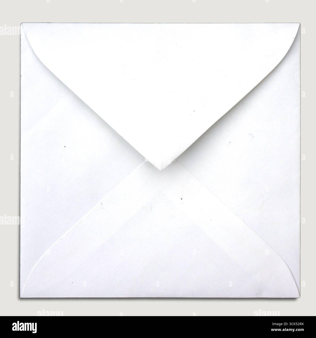 Enveloppe blanche ordinaire, généralement utilisée pour envoyer des lettres ou des documents. Banque D'Images