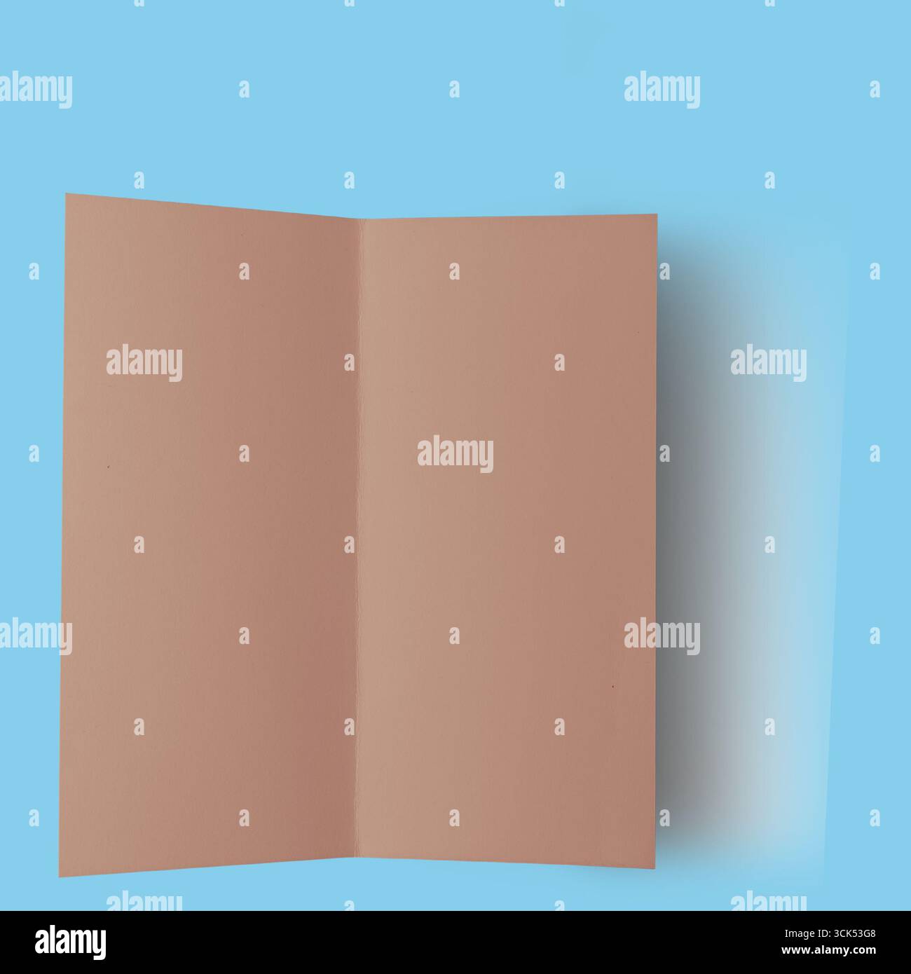 Un design simple et plié en papier présentant une surface lisse et un dégradé de couleurs subtil. Banque D'Images