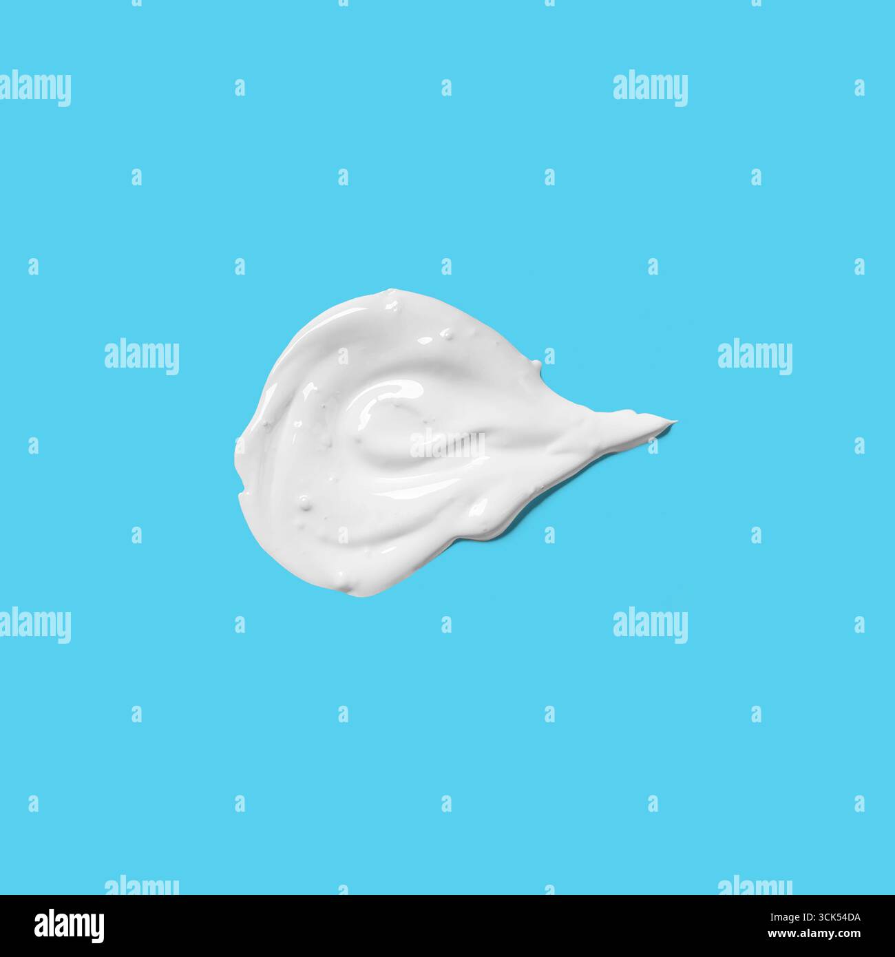 Substance lisse et blanche ressemblant à une crème ou une lotion, éventuellement à usage cosmétique ou culinaire. Banque D'Images