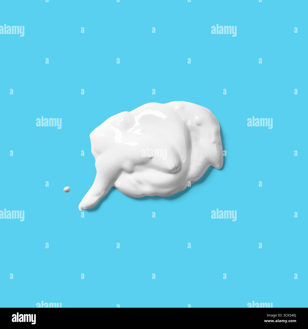 Une substance lisse et blanche ressemblant à de la crème fouettée ou de la mousse, idéale pour les applications culinaires ou cosmétiques. Banque D'Images