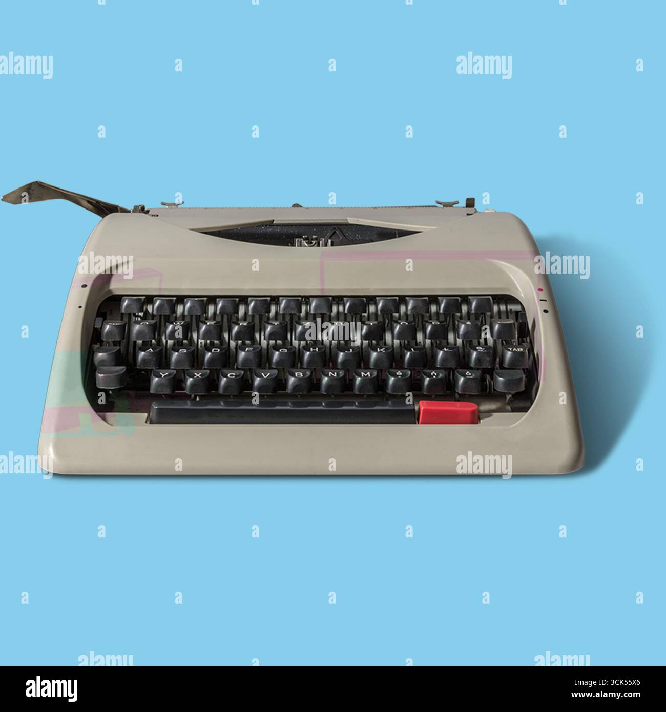 Une machine à écrire vintage avec un design classique avec un clavier et un ruban rouge, utilisée pour écrire des documents. Banque D'Images