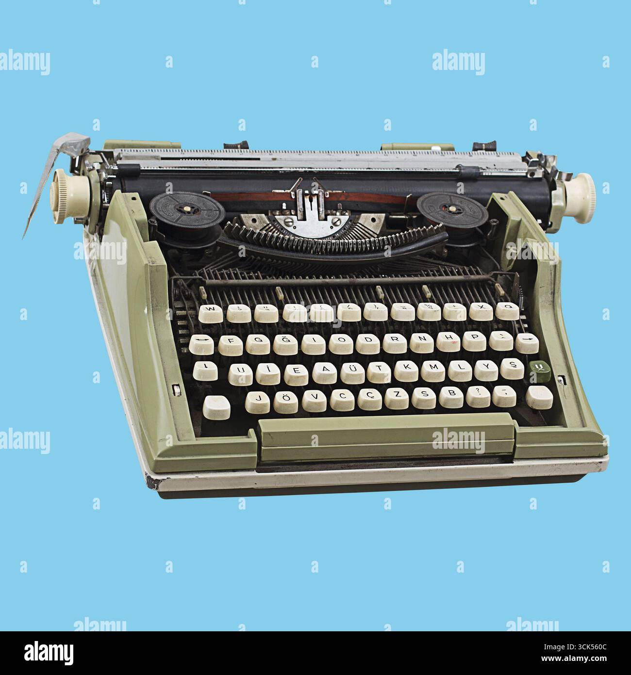Une machine à écrire vintage au design classique, utilisée pour écrire et taper des documents. Banque D'Images