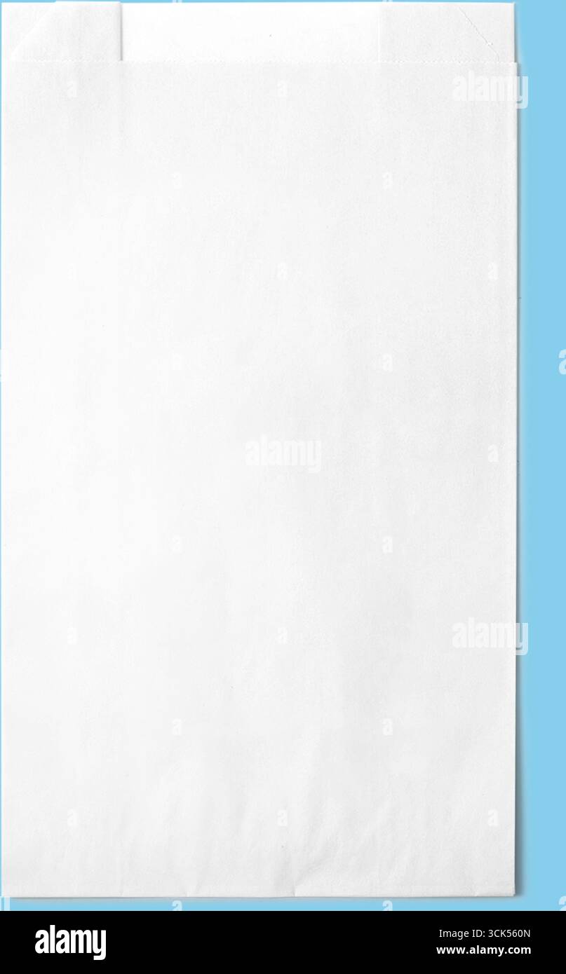 Sac en papier blanc ordinaire, généralement utilisé pour transporter des articles ou des emballages. Banque D'Images