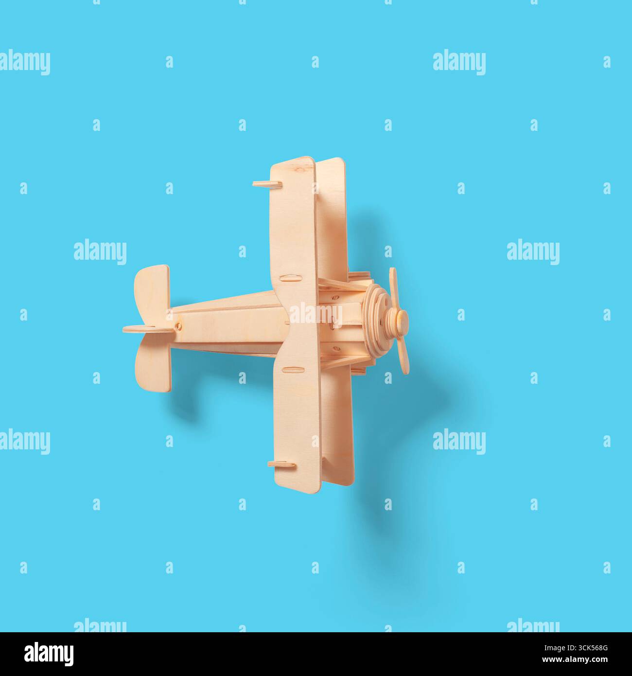 Un modèle d'avion en bois, présentant un design classique, probablement destiné à des fins éducatives ou comme pièce décorative. Banque D'Images