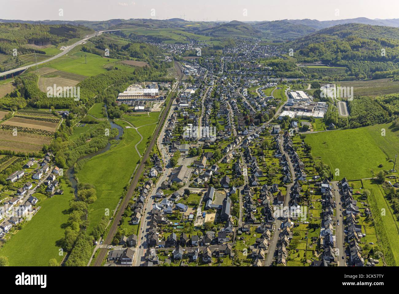 Vue aérienne, vue locale Velmede, Kapellenstrasse commercial area, Howmet Aerospace Tital GmbH, M. Bush GmbH, Bestwig, Sauerland, Rhénanie du Nord-Westphalie Banque D'Images
