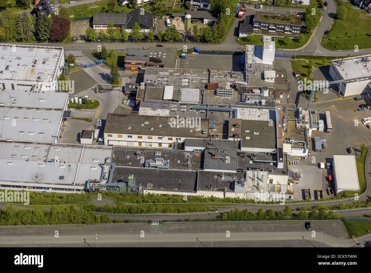 Vue aérienne, vue locale Velmede, commercial area Kapellenstrasse, Howmet Aerospace Tital GmbH, Bestwig, Sauerland, Rhénanie du Nord-Westphalie, Allemagne, DE Banque D'Images