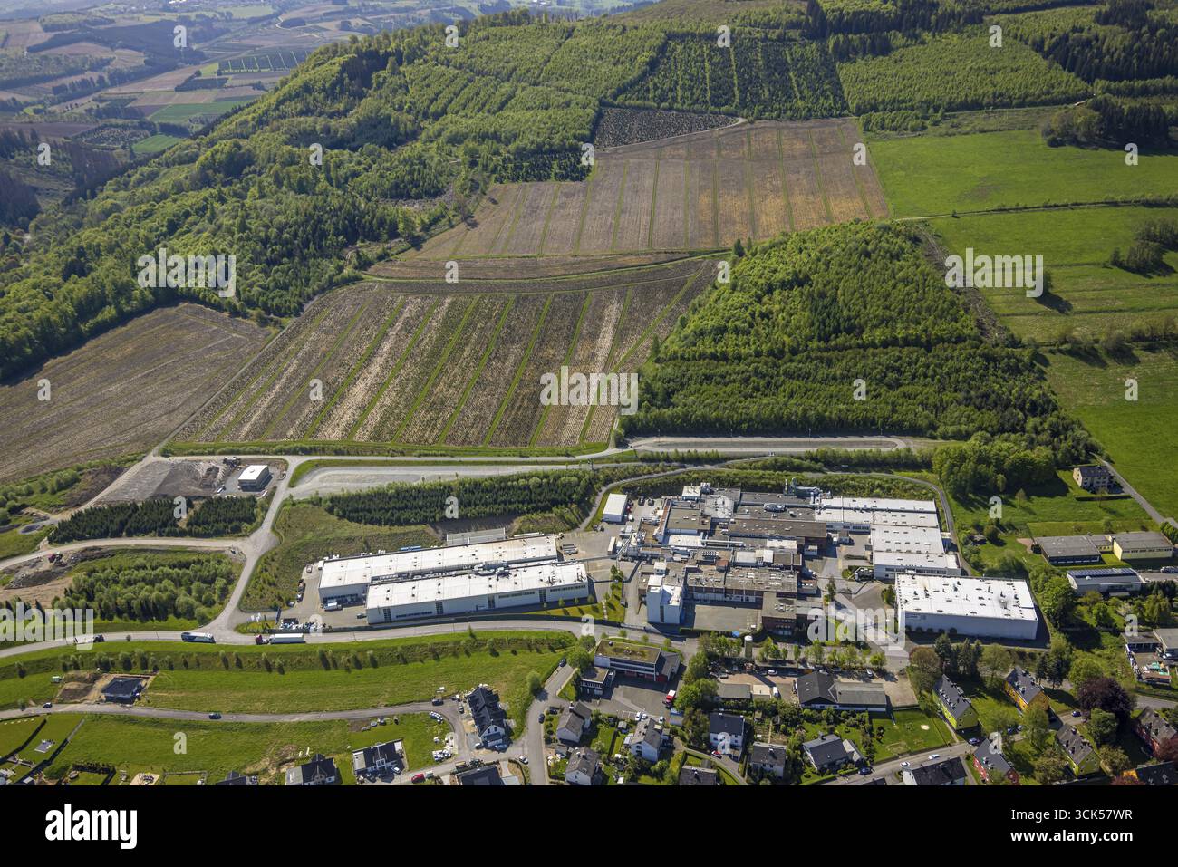 Vue aérienne, vue locale Velmede, commercial area Kapellenstrasse, Howmet Aerospace Tital GmbH, Bestwig, Sauerland, Rhénanie du Nord-Westphalie, Allemagne, DE Banque D'Images