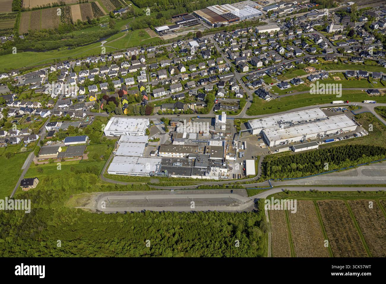 Vue aérienne, vue aérienne Velmede, zone commerciale Kapellenstrasse, Howmet Aerospace Tital GmbH, M. Bush GmbH, piscine Velmede, Bestwig, Sauerlan Banque D'Images