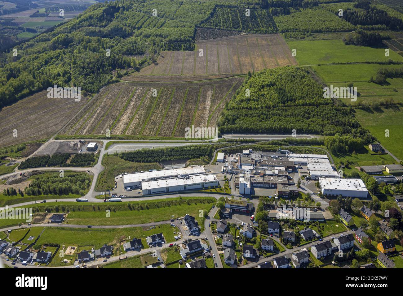 Vue aérienne, vue locale Velmede, commercial area Kapellenstrasse, Howmet Aerospace Tital GmbH, Bestwig, Sauerland, Rhénanie du Nord-Westphalie, Allemagne, DE Banque D'Images