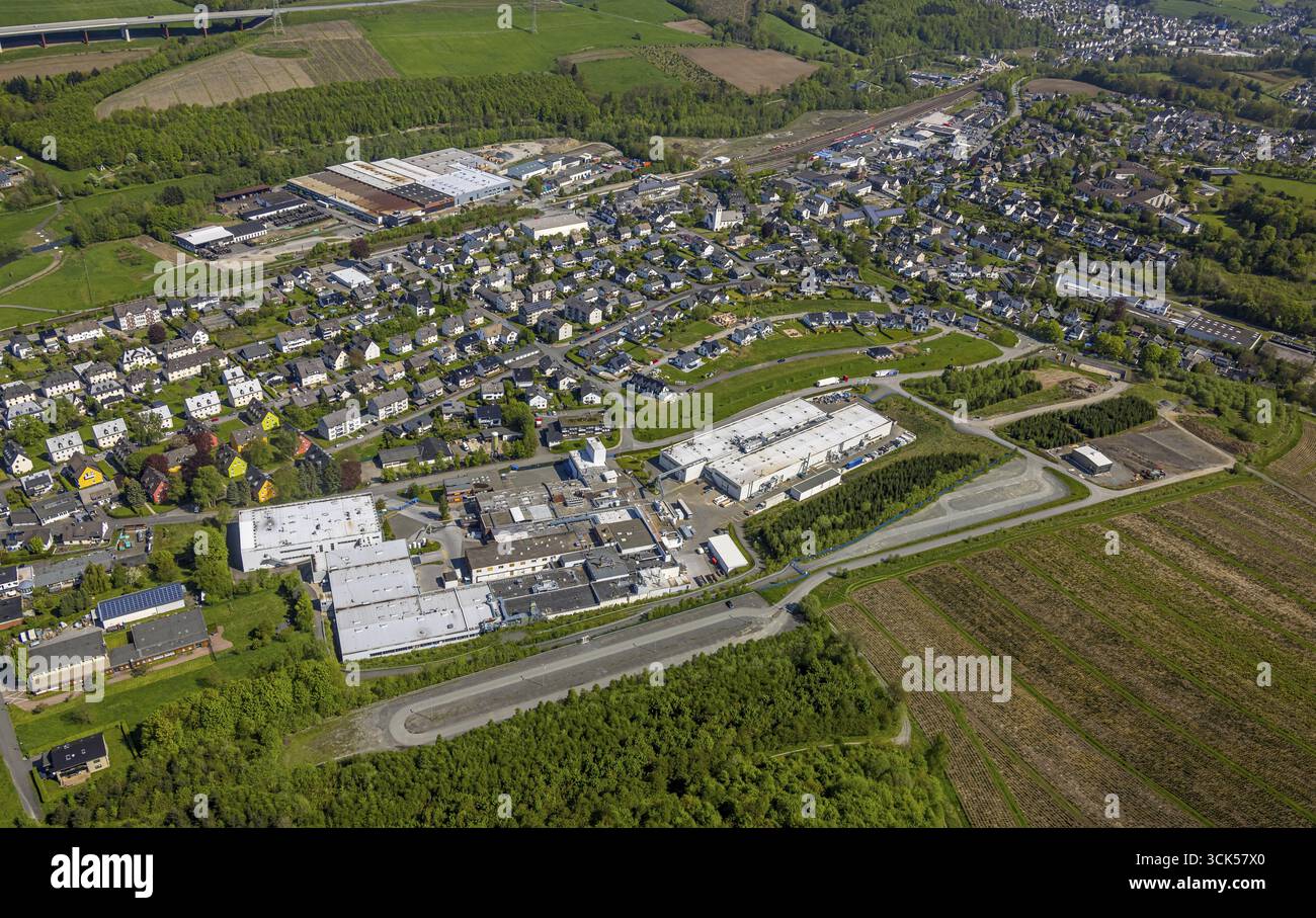 Vue aérienne, vue locale Velmede, zone industrielle Kapellenstrasse, Howmet Aerospace Tital GmbH, M. Bush GmbH, piscine Velmede, Bestwig, Sauerla Banque D'Images