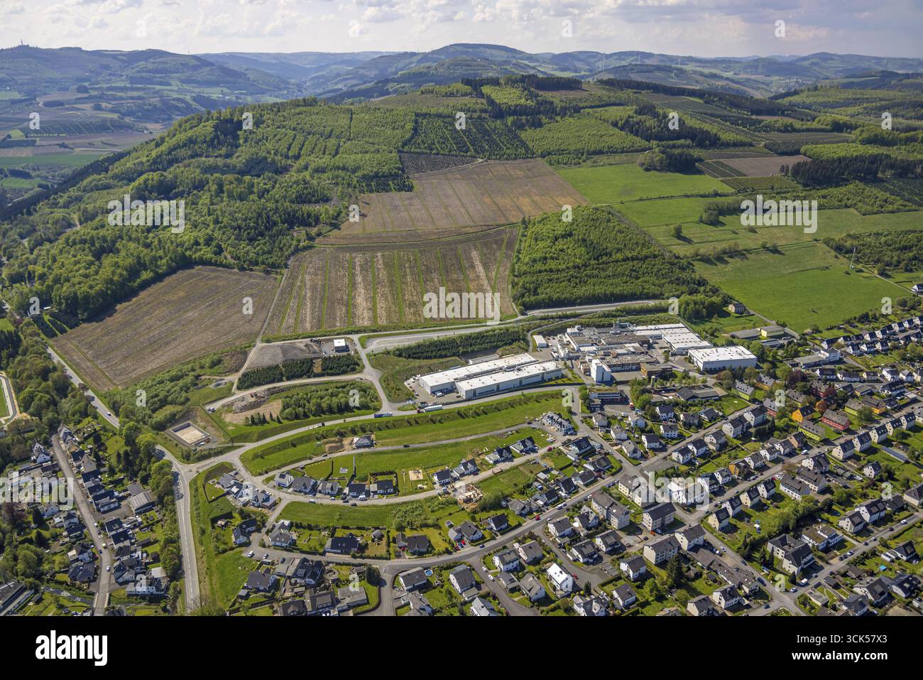 Vue aérienne, vue locale Velmede, zone commerciale Kapellenstrasse, Howmet Aerospace Tital GmbH, nouvelle zone de développement Thomas-Mann-Strasse, Bestwig, Saue Banque D'Images