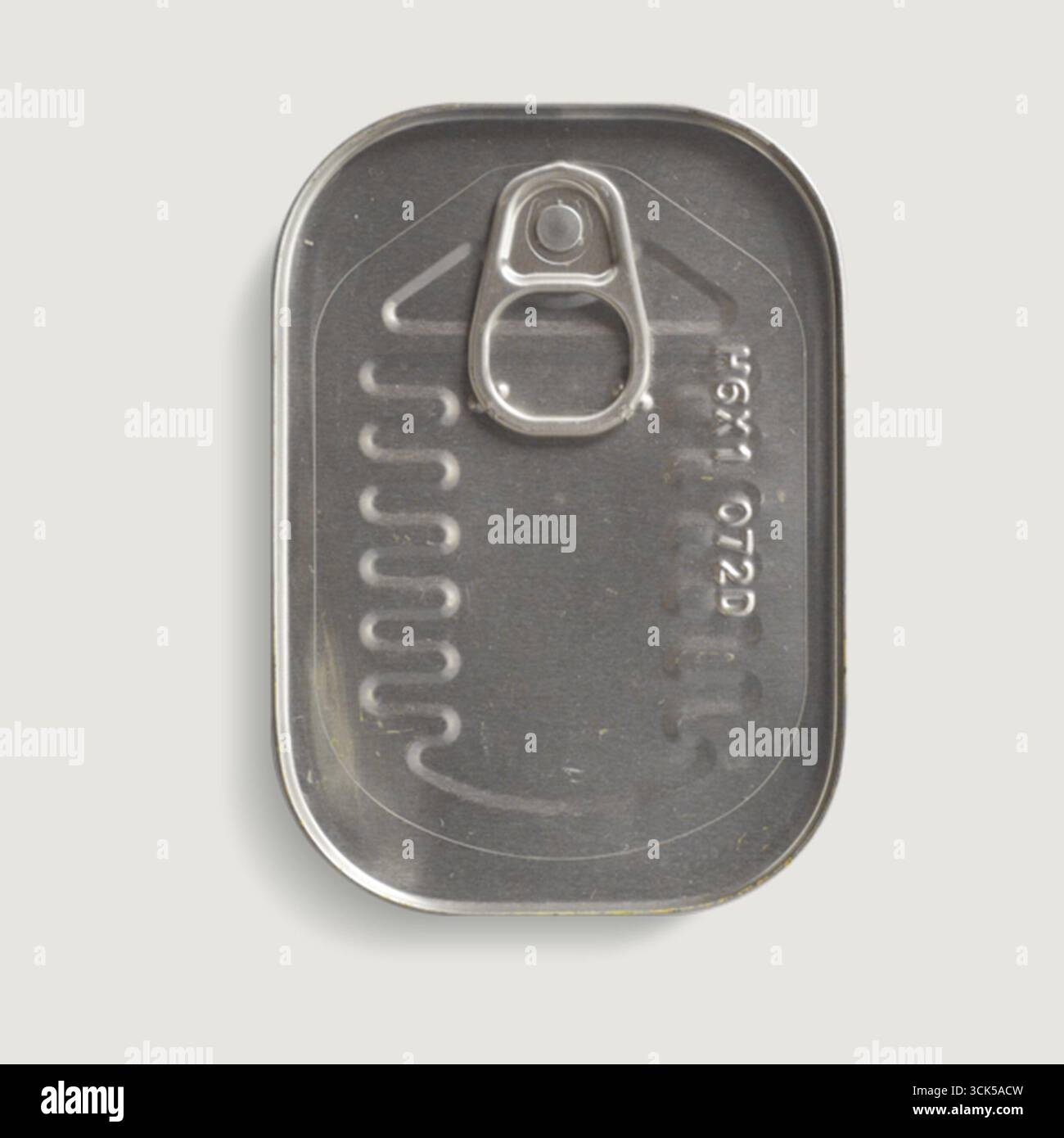 Canette métallique avec couvercle à languette, couramment utilisée pour stocker des aliments ou des boissons. Banque D'Images