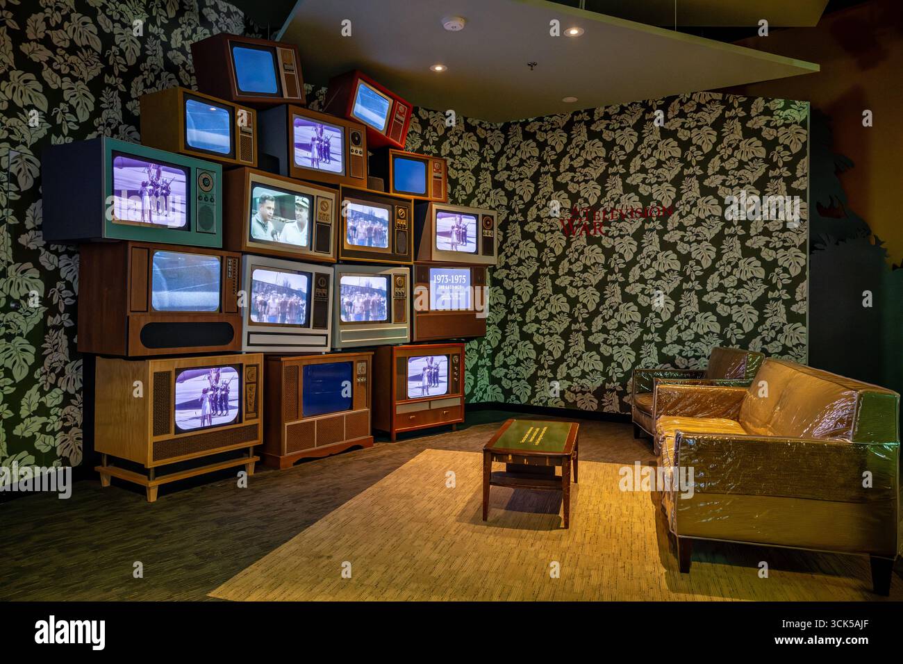 Exposition du Smithsonian National Museum of American History Vietnam Washington DC // WASHINGTON DC — une exposition intitulée « le prix de la liberté : les Américains en guerre » au Smithsonian National Museum of American History présente une collection de télévisions anciennes montrant des scènes liées à la guerre du Vietnam. L'exposition passe en revue l'histoire militaire américaine des guerres françaises et indiennes à nos jours, explorant comment les guerres ont façonné la nation. Cette exposition se concentre sur le front intérieur du Vietnam et l'impact de la télévision sur la perception du public du conflit. Banque D'Images