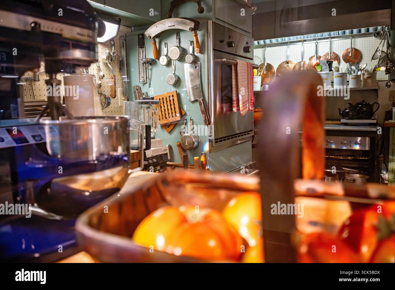 Julia Childs Kitchen Smithsonian National Museum of American History Washington DC // WASHINGTON DC — la cuisine de Julia Child, conservée au Smithsonian National Museum of American History, présente les outils et appareils culinaires qui ont défini sa carrière. L'exposition explore la transformation de la nourriture et des boissons dans l'Amérique d'après-guerre, soulignant comment les technologies et les changements culturels ont influencé les tables américaines. Julia Child, chef cuisinière renommée et personnalité de la télévision, a présenté la cuisine française à un grand public américain à travers ses livres de cuisine et ses émissions de télévision populaires. Son kit Banque D'Images