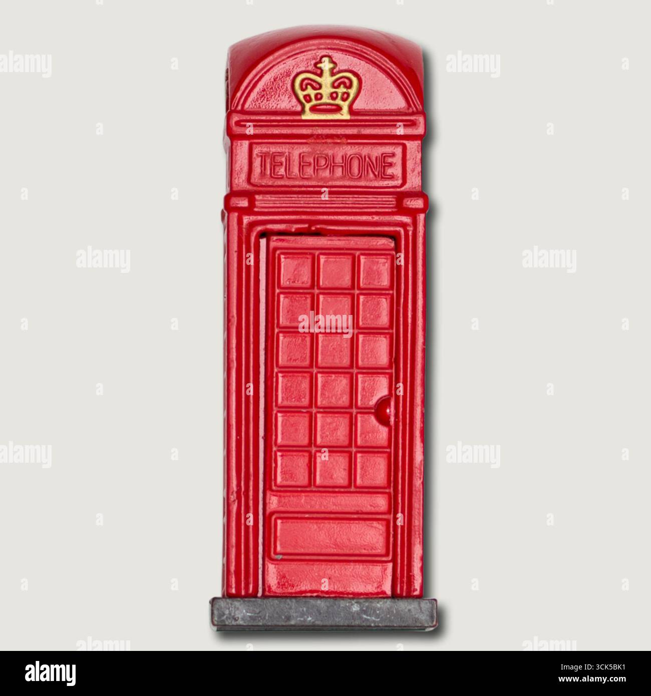 Cabine téléphonique rouge classique, symbolisant la communication et la culture britannique. Banque D'Images