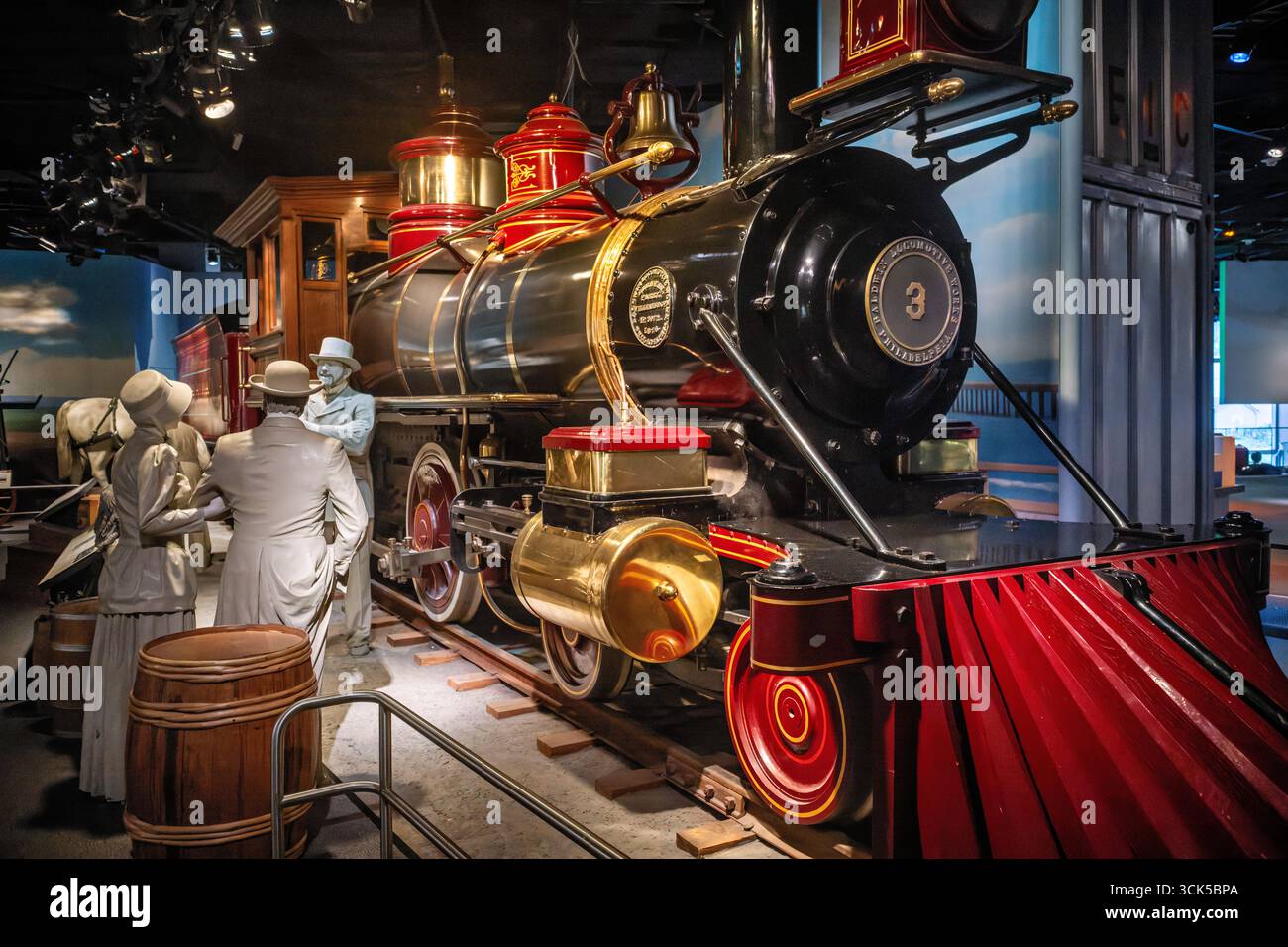 Smithsonian National Museum of American History Jupiter train Washington DC // WASHINGTON DC — le Smithsonian National Museum of American History présente le train Jupiter, un artefact important dans son exposition « America on the Move ». Cette exposition explore comment le transport de 1876 à 1999 a influencé l’identité américaine. Le train Jupiter, construit par Baldwin locomotive Works, est une locomotive à vapeur historique qui a joué un rôle dans l'expansion du pays. Son exposition au musée donne un aperçu des progrès technologiques et des changements sociétaux entraînés par le transport ferroviaire. Le mus Banque D'Images