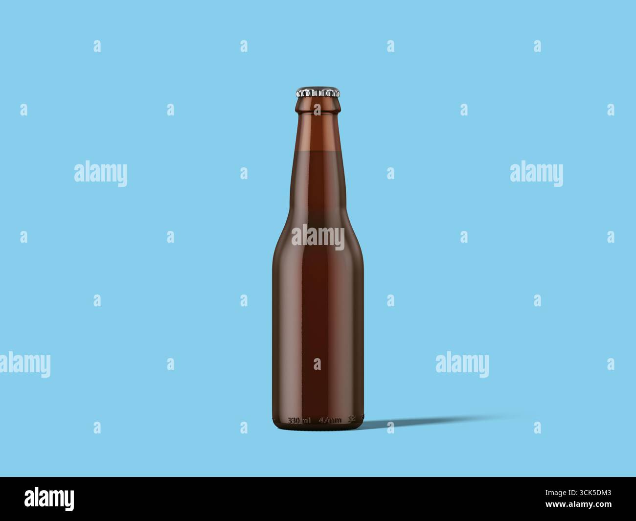 Une bouteille en verre brun se tient debout, probablement pour des boissons, présentant un design classique. Banque D'Images