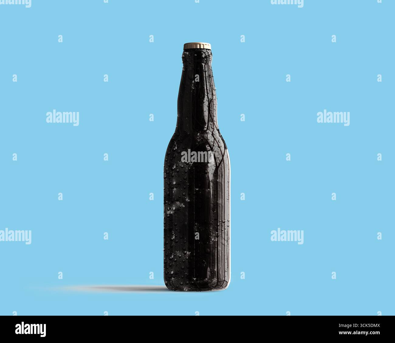 Une bouteille sombre solitaire, probablement pour les boissons, mettant en valeur la condensation et un design classique. Banque D'Images