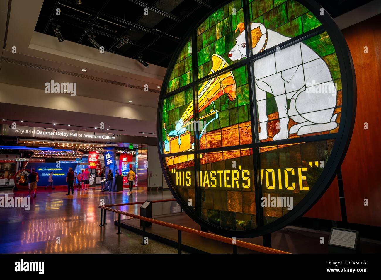 Smithsonian National Museum of American History Nipper Window Washington DC // WASHINGTON DC — Un grand vitrail représentant le chien Nipper écoutant un gramophone, la marque de fabrique de la Victor Talking machine Company, est exposé au Smithsonian National Museum of American History. Cette fenêtre, l'une des quatre créées en 1915 par D'Ascenzo Studios à Philadelphie, faisait à l'origine partie d'une tour au siège de la Victor Company à Camden, New Jersey. La société est devenue la Victor Talking machine Company en 1901, évoluant plus tard en RCA. L'exposition Entertainment Nation, abritée Banque D'Images