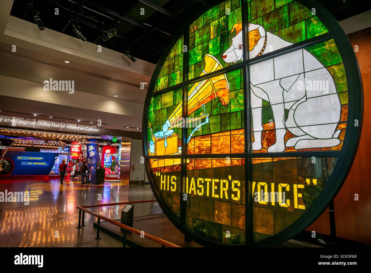 Smithsonian National Museum of American History Nipper Window Washington DC // WASHINGTON DC — Un vitrail représentant le chien Nipper écoutant un gramophone, la marque de fabrique de la Victor Talking machine Company, est exposé au Smithsonian National Museum of American History. La fenêtre était l'une des quatre créées en 1915 par D'Ascenzo Studios à Philadelphie pour une tour au siège de la Victor Company à Camden, New Jersey. L'image de Nipper représente la compagnie de gramophone d'Emile Berliner, qui est devenue la Victor Talking machine Company en 1901, plus tard connue sous le nom de RCA. Cet artefact Banque D'Images