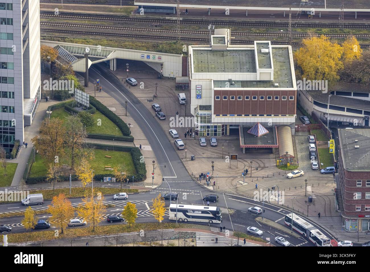 Vue aérienne, DVG Customer Centre Duisburger Verkehrsgesellschaft AG, circulation routière et métro, entouré d'arbres à feuilles caduques automnales, vieille ville, Duisbu Banque D'Images Vue aérienne, DVG Customer Centre Duisburger Verkehrsgesellschaft AG, circulation routière et métro, entouré d'arbres à feuilles caduques automnales, vieille ville, Duisbu Banque D'Images