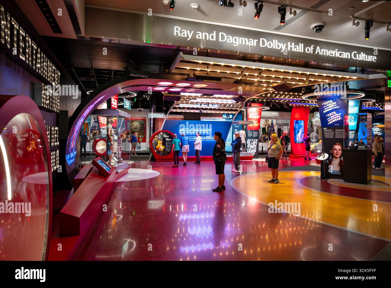 Musée national Smithsonian d'histoire américaine Ray and Dagmar Dolby Hall of American culture Washington DC // WASHINGTON DC — L'exposition Entertainment Nation au musée national Smithsonian d'histoire américaine présente une sélection dynamique d'objets et d'expériences interactives provenant de la vaste collection du musée d'objets de théâtre, de musique, de sport, de cinéma et de télévision. Située dans le Ray and Dagmar Dolby Hall of American culture, l'exposition met en valeur l'impact puissant du divertissement sur la société américaine. Les visiteurs peuvent explorer une variété d'affichages qui mettent en évidence les principaux mome Banque D'Images