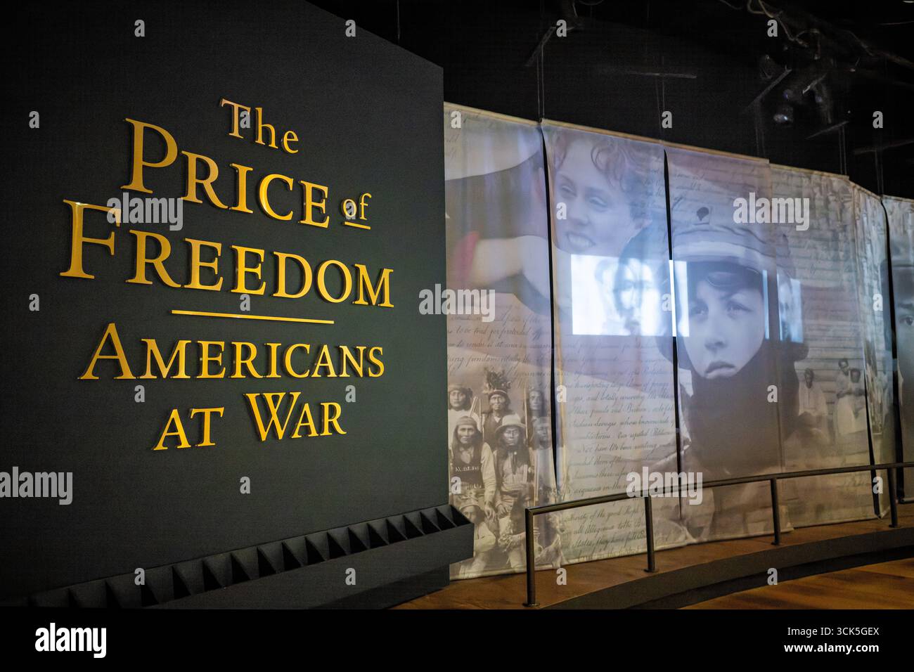 Musée national Smithsonian d'histoire américaine L'exposition Prix de la liberté Washington DC // WASHINGTON DC — L'exposition Prix de la liberté : les Américains en guerre au musée national Smithsonian d'histoire américaine explore le rôle déterminant des conflits militaires dans l'histoire américaine. L'exposition passe en revue l'histoire militaire de la nation depuis les guerres françaises et indiennes jusqu'à nos jours. Il comporte des images historiques et des panneaux de texte qui fournissent le contexte pour ces périodes importantes. Le Smithsonian National Museum of American History est une institution éminente dédiée à la préservation et aux showcas Banque D'Images