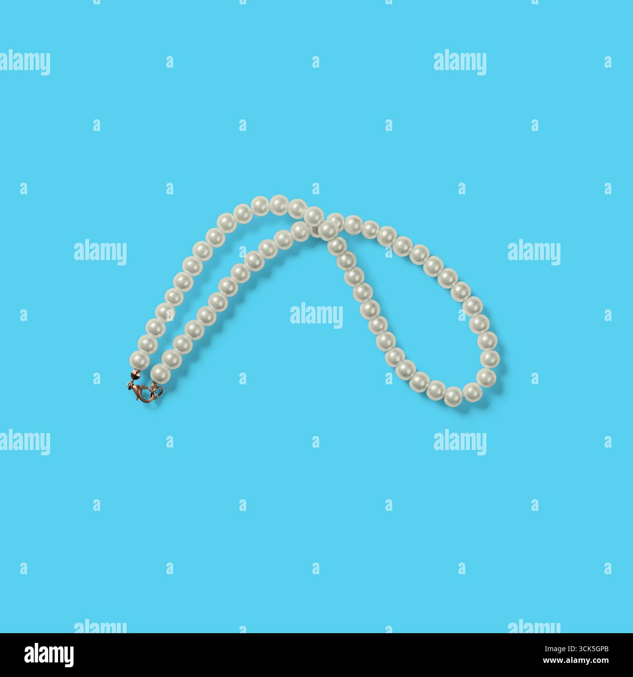 Un élégant brin de perles, mettant en valeur un design de bijoux classique adapté aux occasions formelles. Banque D'Images