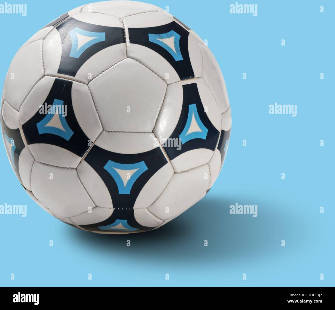 Un ballon de football classique avec un motif distinctif, utilisé pour jouer le sport. Banque D'Images