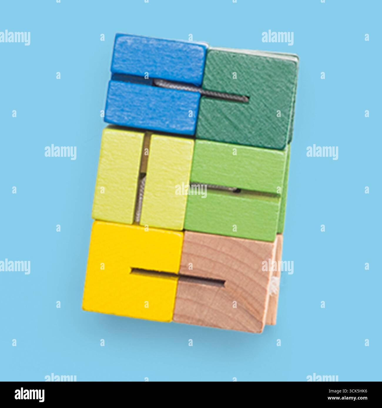 Une pile de blocs de bois colorés disposés dans un design ludique, adapté à des fins éducatives et de développement des compétences. Banque D'Images