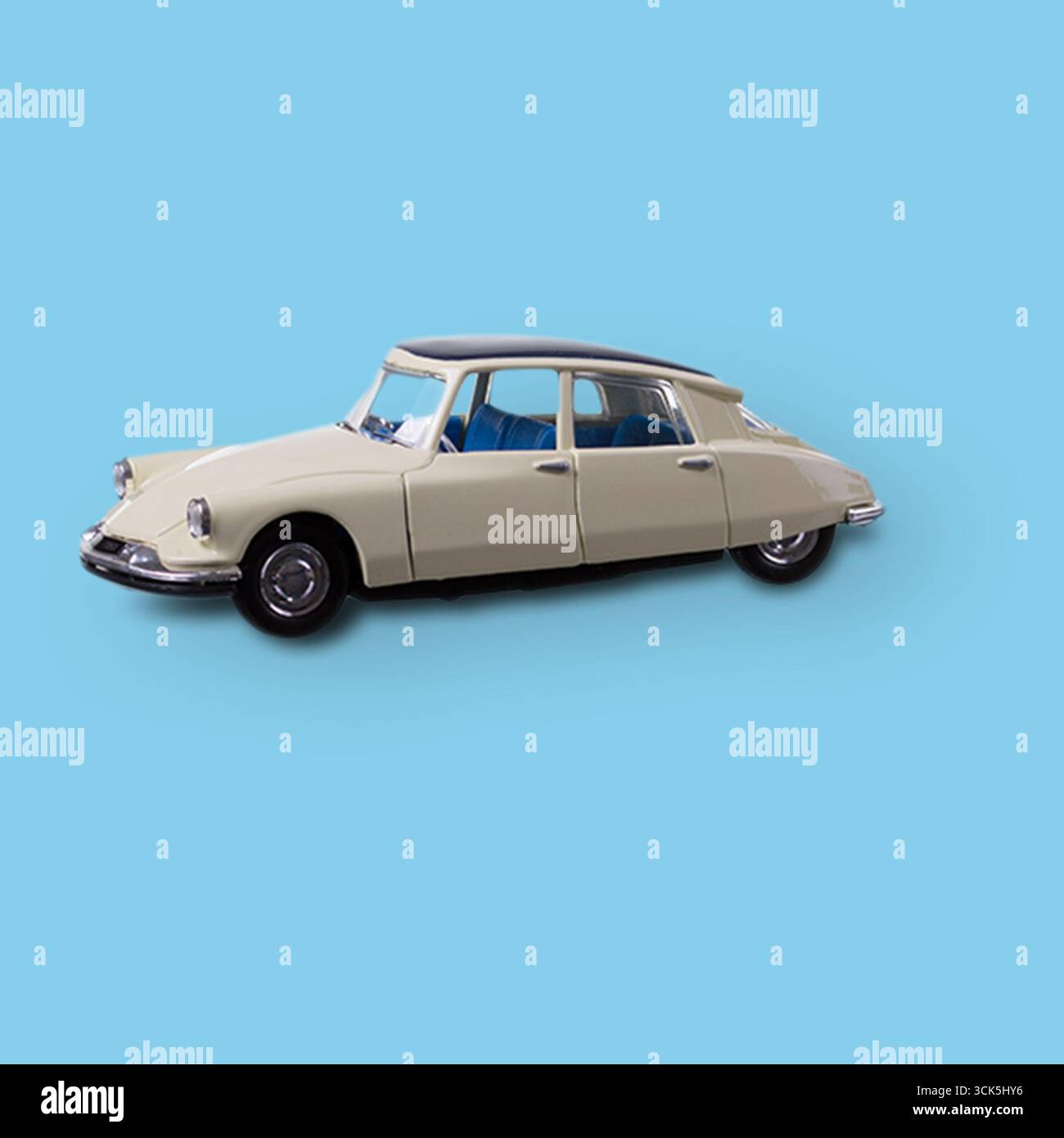 Un modèle classique de voiture de couleur crème, mettant en valeur un design vintage et des détails. Parfait pour les collectionneurs et les passionnés. Banque D'Images