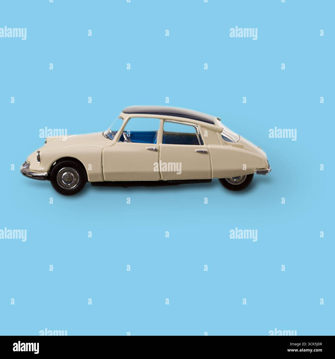 Un modèle de voiture vintage dans une couleur crème, mettant en valeur un design classique et des détails. Banque D'Images