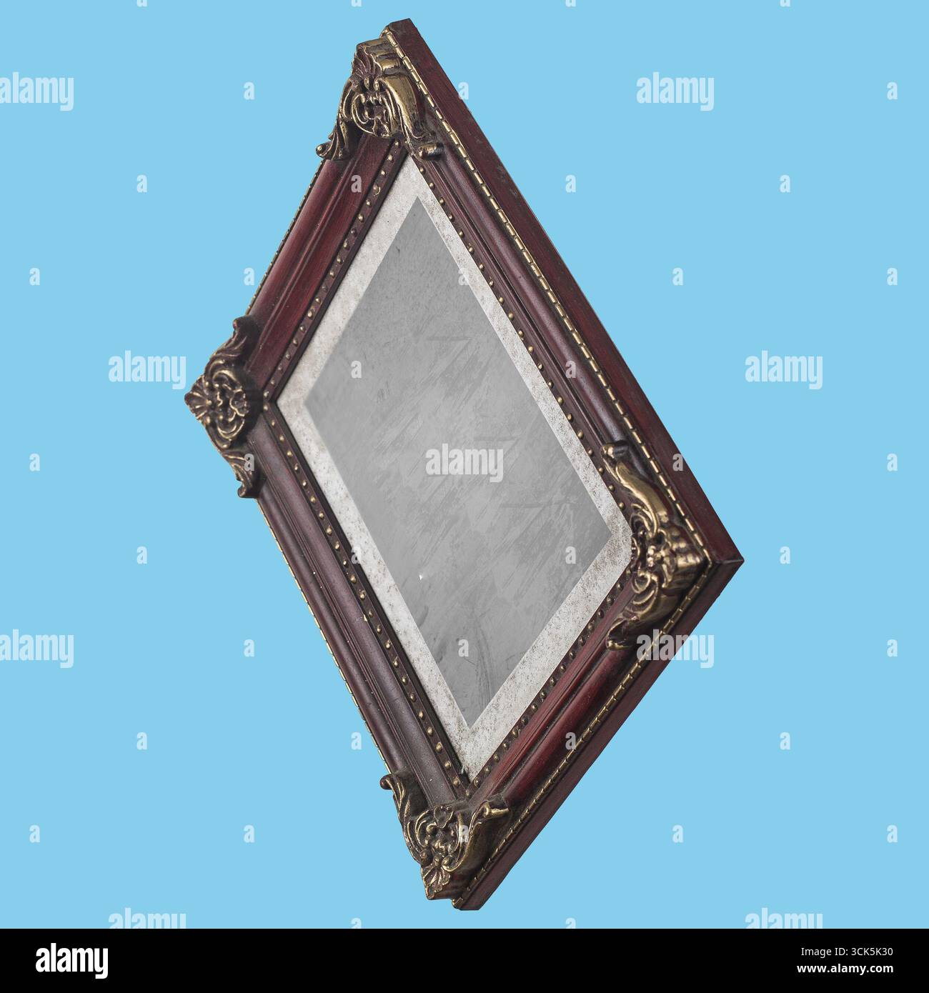 Un miroir vintage avec un cadre orné, mettant en valeur des détails complexes et un design classique. Banque D'Images