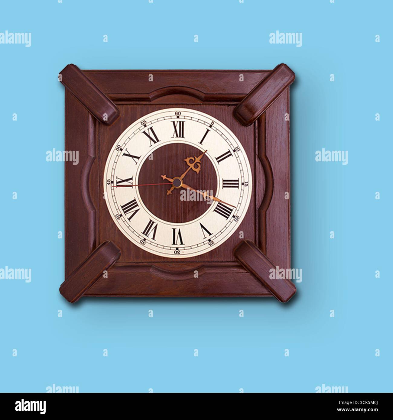 Horloge murale classique en bois ornée de chiffres romains, conçue pour le chronométrage et la décoration. Banque D'Images