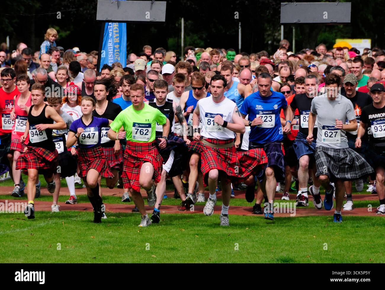 PERTH, ÉCOSSE, Royaume-Uni - 09 août 2014 - coureurs au départ du Perth Kilt Run 2014 dans le North Inch Park à Perth, Écosse, Royaume-Uni - photo : Geopix/B. Banque D'Images