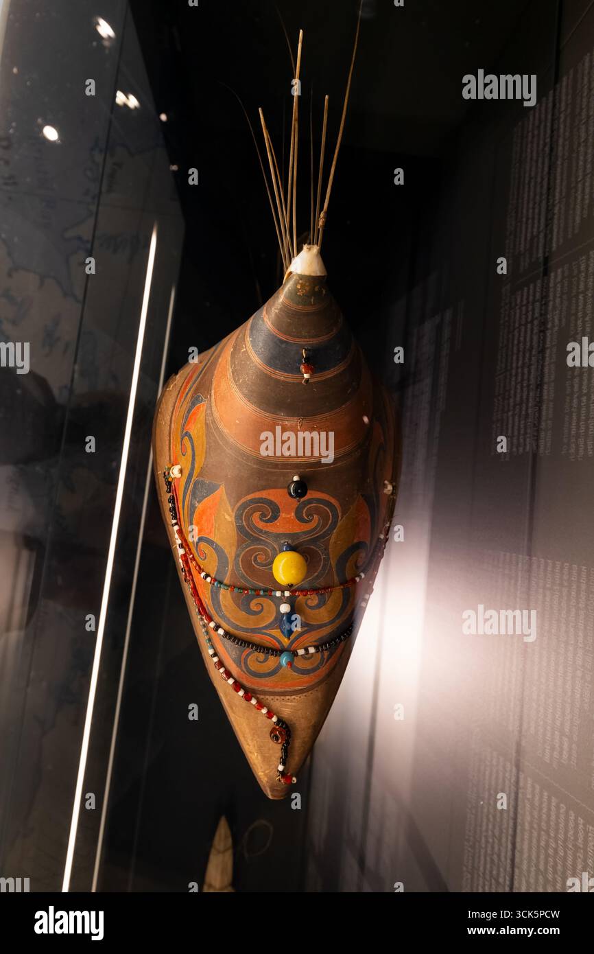 Chapeau en bois des îles Aléoutes, exposition au Musée maritime estonien, Tallinn, Estonie. Banque D'Images